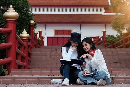 两名年轻学生在课后与朋友一起在校园学习辅导 学习 教育 大学 学院 研究生概念图片