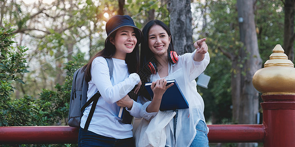 两名来自大学的年轻学生在公园里享受短途旅行 并在他们感兴趣时指指点点 学习 教育 大学 学院 研究生概念图片