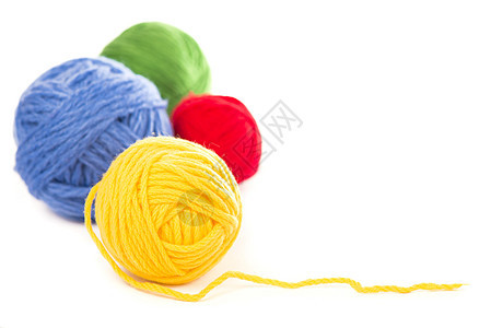 白色背景上的蓝色红色和黄色羊毛线球艺术衣服缝纫纺织品纤维材料织物棉布手工线索图片