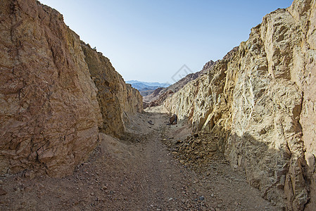 在炎热气候下荒漠地带的峡谷植物旅行石头公园干旱山脉远景岩石沙漠天空图片