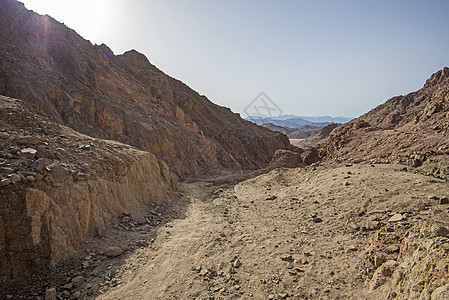 在炎热气候下荒漠地带的峡谷岩石石头远景荒野地平线旅行山脉顶峰踪迹天空图片