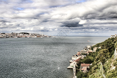 Cacilhas村和Tagus河码头全景天空地标山顶港口爬坡建筑学支撑旅游风景植被图片