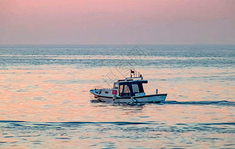 日出和在伊斯坦布尔的马马拉海上钓鱼艇海岸工作爱好渔船海岸线渔业旅行渔夫传统地平线图片