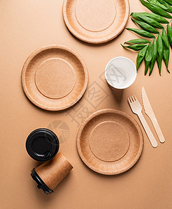棕色背景的生态友好型可支配餐具 平板固定构成图片