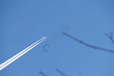 空中一架喷气式飞机 从蓝天的喷气式飞机飞来双轨喷射天空航班航空图片