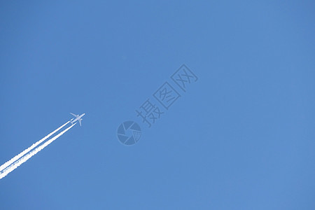 空中一架喷气式飞机 从蓝天的喷气式飞机飞来双轨喷射天空航班航空图片