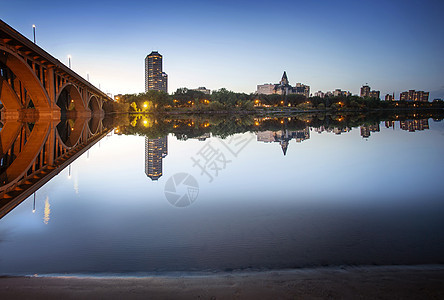 夜拍Saskatoon摄影建筑外观反射旅行天际景观建筑学城市背景图片