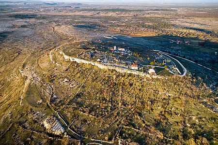 历史城镇在山丘废墟上的空中观察岩石变种天空腹地建筑学石头爬坡蓝色蜉蝣历史性图片