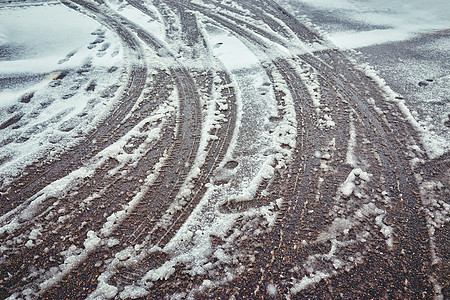 沥青路熔雪中沥青路上的轮胎轨迹沥青痕迹温度运输水坑城市天气旅行小路季节图片
