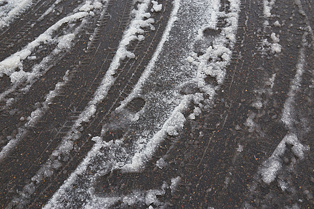 沥青路熔雪中沥青路上的轮胎轨迹痕迹温度沥青车轮街道地面小路融化旅行运输图片