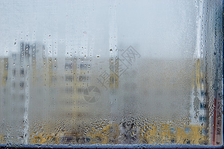 透过迷雾的窗口浏览城市房屋雨滴建筑学房子天空下雨景观液体街道薄雾天气图片