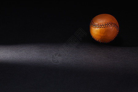 棕色棒球球离子黑色背景图片