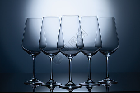蓝色干净梯度背景的空葡萄酒杯艺术庆典酒吧餐厅餐具反射派对玻璃透明度高脚杯图片