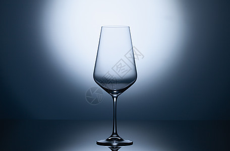 蓝色干净梯度背景的空葡萄酒杯餐厅杯子玻璃庆典酒吧高脚杯水晶派对饮料透明度图片