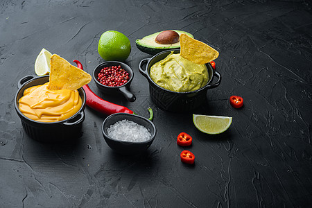 墨西哥传统墨西哥玉米卷的绿色瓜卡莫和黄奶酪酱 黑色背景 有复制文本的空间 Name奶油状敷料奶油奶制品图片