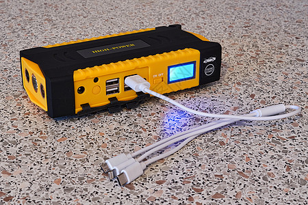 带有通用电缆的黄色移动电源 用于不同类型的充电图片
