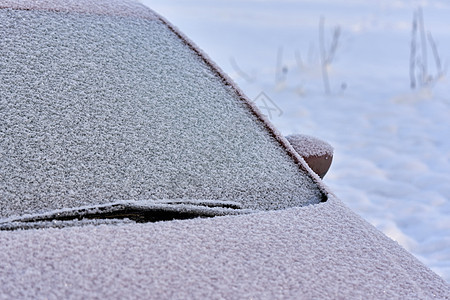 被雪覆盖的汽车碎片和积雪气候街道运输窗户天气玻璃蓝色车辆季节降雪图片