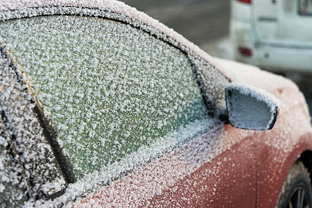 被雪覆盖的汽车碎片和积雪运输天气车辆危险窗户冻结玻璃街道气候蓝色图片