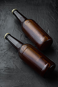 玻璃瓶 黑石底面的新鲜啤酒图片