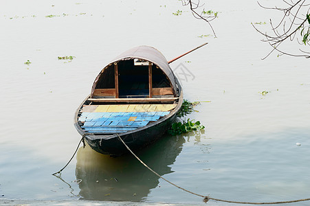 河岸边的木船 A 渔船在日落时固定在热带海滩美丽的河边 阳光反射在流动的水面上 喀拉拉邦死水 印度 南亚图片
