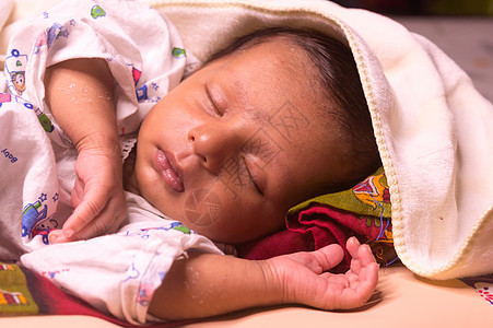 用昏昏欲睡的心情闭上可爱熟睡的新生男婴的脸 一个月大的可爱婴儿蹒跚学步的特写肖像 印度种族 正视图 儿童保育和平宁静背景休闲衣物图片