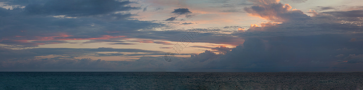 黑海日落闲暇浮标波浪红色戏剧性天空紫色金子全景信标图片
