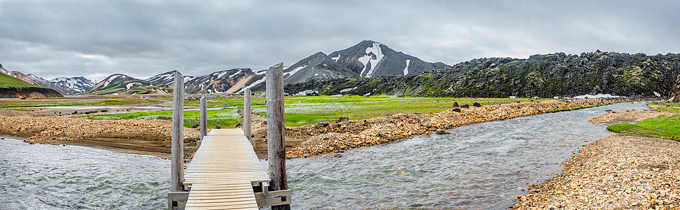 全景超现实主义神奇的冰岛景观 五颜六色的彩虹火山山脉 以及那里最大的露营地 有游客和徒步旅行者 冰岛 夏天荒野山脉火山观光旅行冒图片