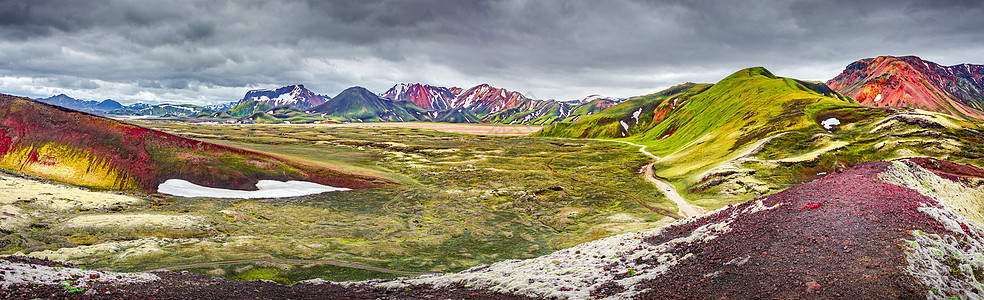 冰岛全景虚幻的魔法景观 包括五颜六色的彩虹火山山脉 红色和粉红色火山口和著名的远足小径 天空壮观图片