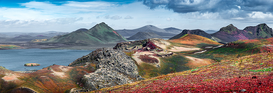 风云四面八方的彩虹火山 火山群 熔岩场 火山坑 水流和蓝天环礁湖冰岛 夏季全景荒野观光探索小路蒸汽远足营地登山地质学陨石图片