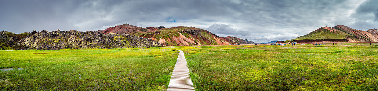 冰岛夏季广角地极天空的多彩火山群山 露营地点和小路探索戏剧性背包远足荒野苔藓首脑踪迹远足者地热图片