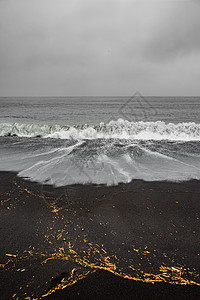 火山黑沙滩和南冰岛维克附近海浪的景象 夏季时间图片