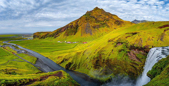 在著名的Skogarfos瀑布前有帐篷和汽车的露营地点 夏季在冰岛漫步时图片