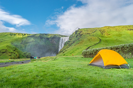 在著名的Skogarfos瀑布前搭帐篷的露营地点 夏季在冰岛徒步旅行场景吸引力花朵海岸山脉力量火山背包远足远足者图片