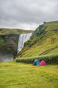 Skogarfos瀑布和露营地 夏天在冰岛南部搭帐篷 在冰岛南部图片