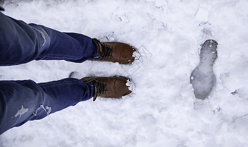 男人的脚在雪地里衣服鞋类女士男性皮革靴子远足旅行牛仔裤季节图片