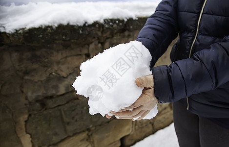 年青女子玩雪 冬天和寒冷游戏的详情图片