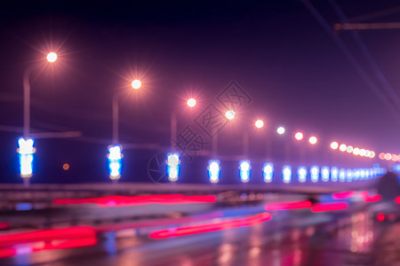 汽车和灯笼的闪亮灯光照耀着夜间城市湿沥青头灯圆圈路灯交通反射景观背景耀斑街道运输图片