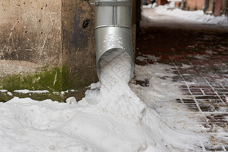 房子拐角处的金属水管充满了积雪危险管子气候城市落水管建筑天气排水管街道冰柱图片