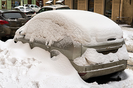 车在冬天的市街上满是积雪图片