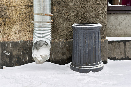 房子拐角处的金属水管充满了积雪流动管道管子城市建筑冰柱天气季节气候街道图片