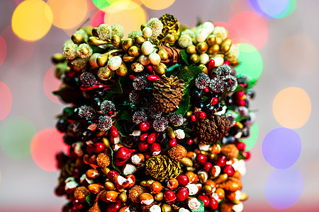 五颜六色的装饰圣诞花环在模糊的灯光背景下被隔离圣诞庆典金子礼物饰品彩灯卡片风格圣诞礼物图片