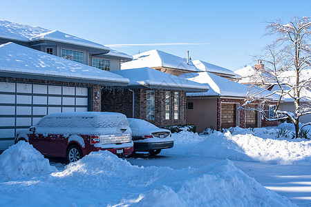 冬季下雪时的住宅车道和前院图片