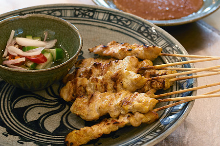 烤猪肉加辣酱烹饪午餐餐厅食物沙爹盘子蔬菜黄色油炸美食图片