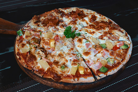 混合海鲜披萨的顶端视图图片