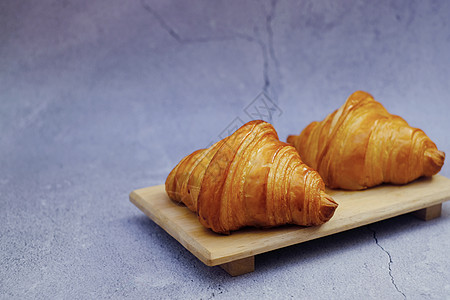 木板上最古典羊角面包早餐甜点白色金子桌子咖啡木头黄油食物咖啡店背景图片