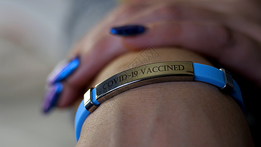 注射后带疫苗手镯或标签的女用手药品药剂治愈女士感染病人女儿女性免疫学疾病图片