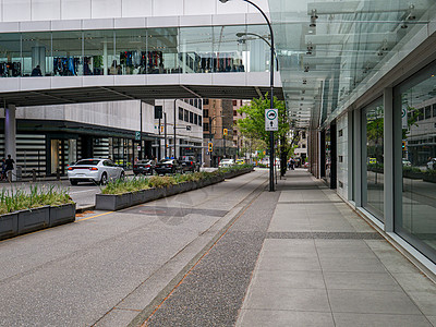 加拿大温哥华市中心 有行人路面 自行车道和汽车道路图片
