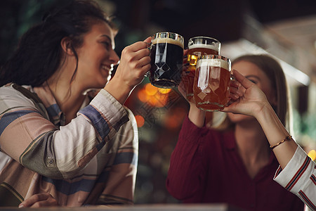 酒吧里的朋友啤酒厂酒精女孩祝酒词咖啡店啤酒八卦成人女朋友微笑图片