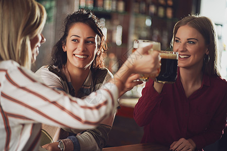 酒吧里的朋友酒精女士女孩成人微笑乐趣咖啡店金发女郎啤酒杯女朋友图片