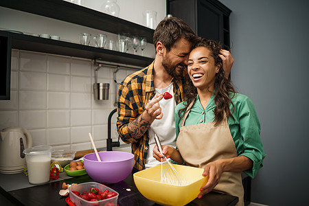 厨房的一对夫妇混血微笑烘烤面粉男朋友女孩女士棕色面团糕点图片
